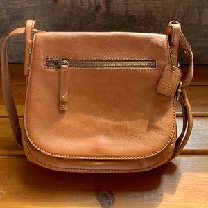 Fossil leather tan saddle bag.